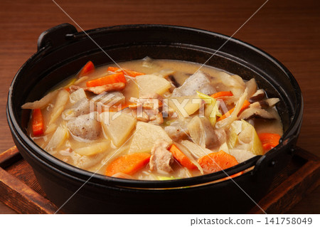 豬肉和蔬菜味噌湯 豬肉和蔬菜味噌湯 141758049
