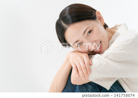 她30歲的微笑的女人 她30歲的微笑的女人 141758074