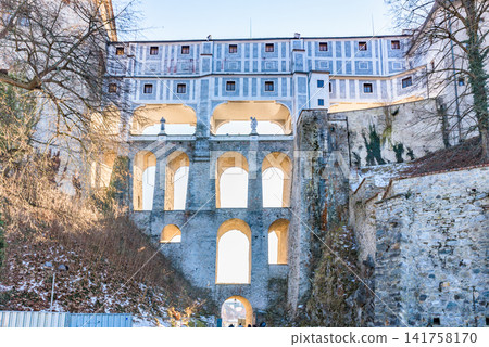 冬日藍天下,抬頭仰望克魯姆洛夫城堡的普洛什奇特尼橋(Plošchitny Bridge),這是一座聯合國教科文組織世界遺產。 冬日藍天下,抬頭仰望克魯姆洛夫城堡的普洛什奇特尼橋(Plošchitny Bridge),這是一座聯合國教科文組織世界遺產。 141758170