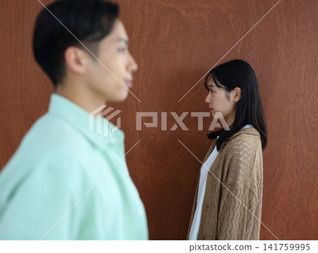 一對不和睦的男女的畫面。 一對不和睦的男女的畫面。 141759995
