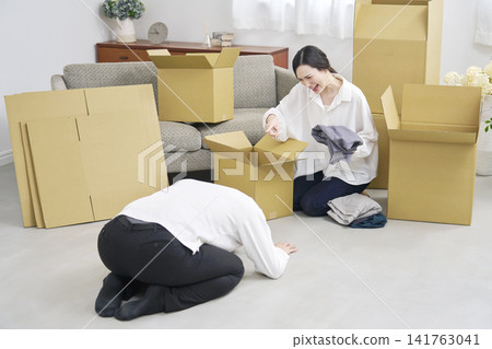 一對夫婦在搬家過程中發生爭吵，男方道歉，女方生氣。 141763041