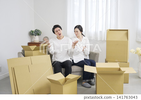 A couple arguing while moving A couple arguing while moving 141763043