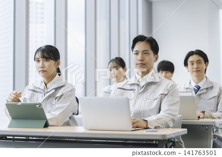身著工作服的年輕男女正在參加研討會。 身著工作服的年輕男女正在參加研討會。 141763501