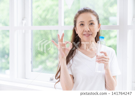 高級女人喝水 高級女人喝水 141764247