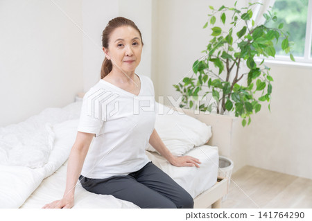 放鬆在屋子裡的資深婦女 放鬆在屋子裡的資深婦女 141764290