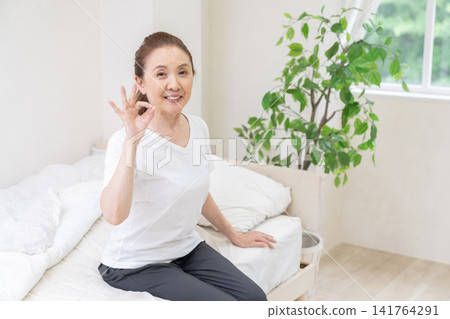 放鬆在屋子裡的資深婦女 141764291