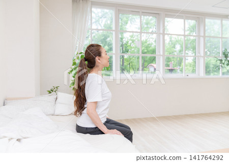 放鬆在屋子裡的資深婦女 141764292