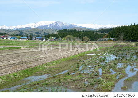 在福島縣西會津市,板越西線鐵路以白雪皚皚的飯出山脈為背景;沿線村莊的春天即將到來。 在福島縣西會津市,板越西線鐵路以白雪皚皚的飯出山脈為背景;沿線村莊的春天即將到來。 141764600