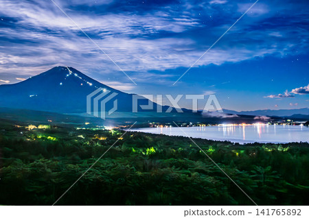 夏季的山梨縣山中湖和富士山 夏季的山梨縣山中湖和富士山 141765892