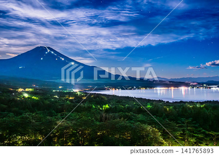 夏季的山梨縣山中湖和富士山 141765893