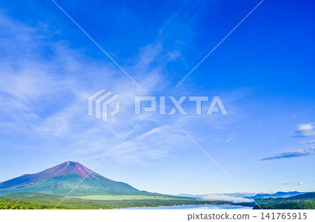 夏季的山梨縣山中湖和富士山 夏季的山梨縣山中湖和富士山 141765915