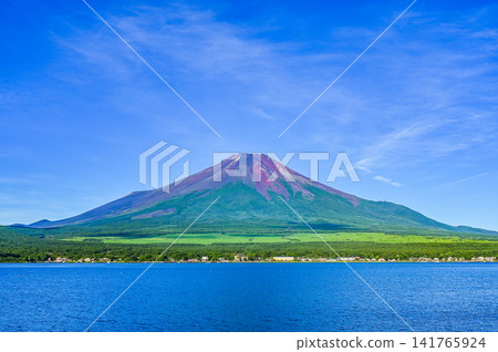 夏季的山梨縣山中湖和富士山 夏季的山梨縣山中湖和富士山 141765924