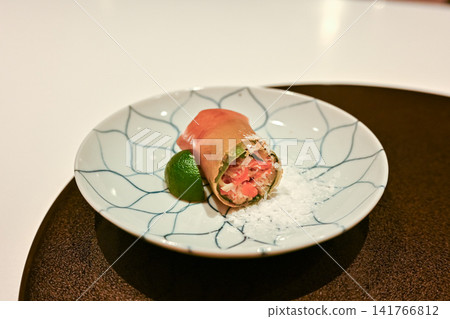 擺盤精美的高級日式海鮮開胃菜 擺盤精美的高級日式海鮮開胃菜 141766812