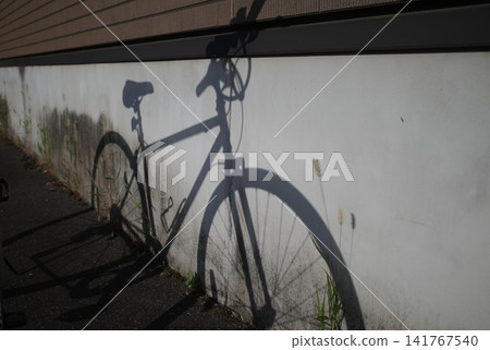 自行車和夏日青草的輪廓投影在牆上 自行車和夏日青草的輪廓投影在牆上 141767540