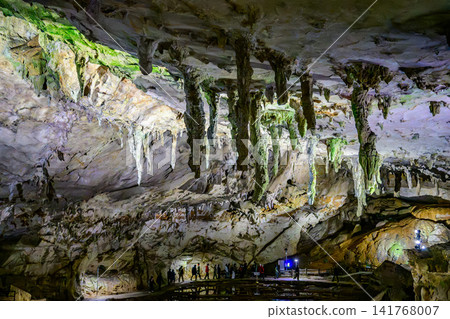 Autumn sightseeing: The illuminated umbrellas of Akiyoshido Cave, a special natural monument, and the scenery of Lion Rock. Autumn sightseeing: The illuminated umbrellas of Akiyoshido Cave, a special natural monument, and the scenery of Lion Rock. 141768007