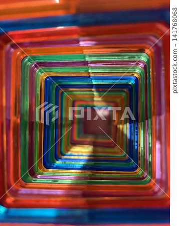 一件色彩鮮豔的立體方形抽象藝術作品。 一件色彩鮮豔的立體方形抽象藝術作品。 141768068