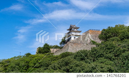 在藍天的襯托下,巍然屹立的是香川縣丸龜城的天守閣,它是日本現存的十二座原始城堡天守閣之一。 在藍天的襯托下,巍然屹立的是香川縣丸龜城的天守閣,它是日本現存的十二座原始城堡天守閣之一。 141768201