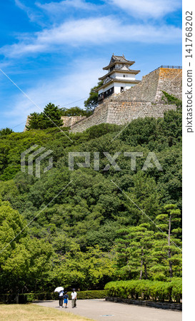 在藍天的襯托下,巍然屹立的是香川縣丸龜城的天守閣,它是日本現存的十二座原始城堡天守閣之一。 在藍天的襯托下,巍然屹立的是香川縣丸龜城的天守閣,它是日本現存的十二座原始城堡天守閣之一。 141768202