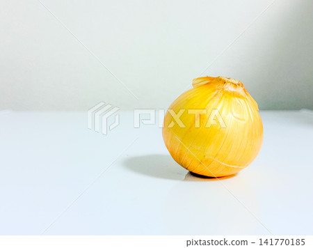 洋蔥置於白色背景上 洋蔥置於白色背景上 141770185