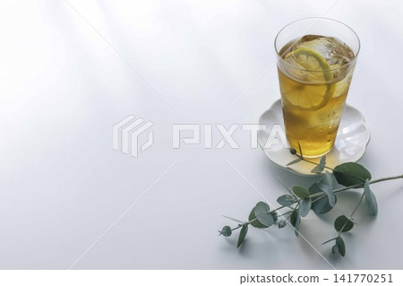 白色背景上的冰茶,配上檸檬片,留有文字空間。 白色背景上的冰茶,配上檸檬片,留有文字空間。 141770251