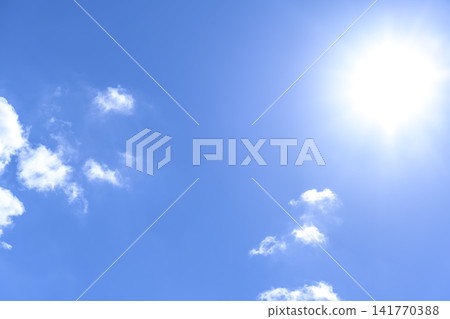 九月橫濱晴朗的白色多雲天空背景圖。 九月橫濱晴朗的白色多雲天空背景圖。 141770388