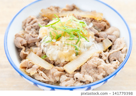 美味牛肉飯配磨碎的白蘿蔔 美味牛肉飯配磨碎的白蘿蔔 141770398