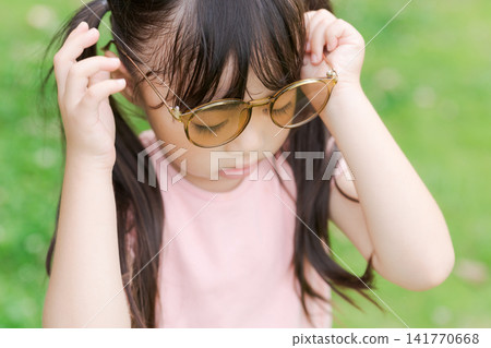 戴著太陽眼鏡的女孩 141770668