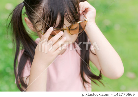 Girl wearing sunglasses Girl wearing sunglasses 141770669