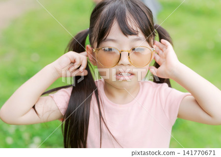 Girl wearing sunglasses Girl wearing sunglasses 141770671