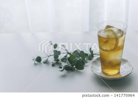 一張清爽的冰茶照片，配上檸檬和尤加利油。 （留白） 141770964