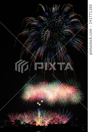 Fireworks blooming in the night sky Fireworks blooming in the night sky 141771160