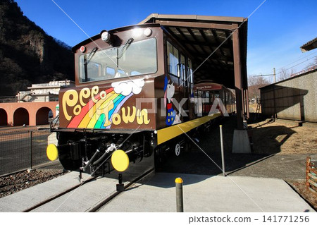 Connecting a railway park and hot springs... "Usui Pass Railway Culture Village [Shelba-kun]" MR1106 locomotive 141771256