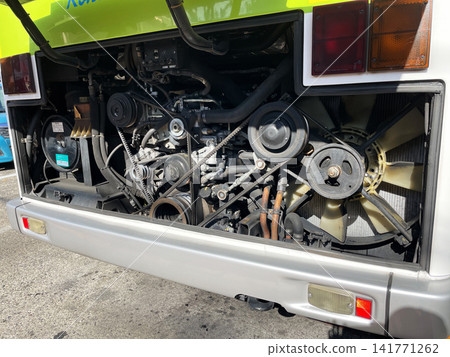 公車的後置發動機 公車的後置發動機 141771262