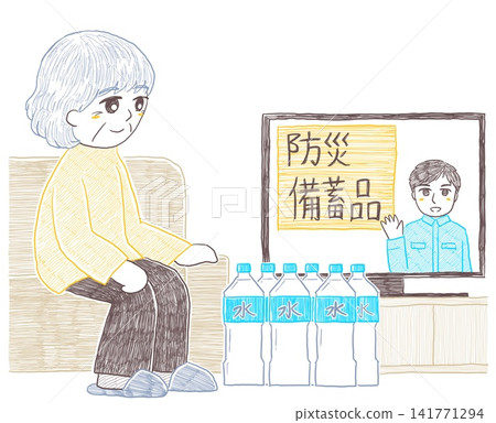 一位老婦人正在準備瓶裝水,這是她緊急物資的一部分,同時她也正在看有關災難防備的電視節目。 一位老婦人正在準備瓶裝水,這是她緊急物資的一部分,同時她也正在看有關災難防備的電視節目。 141771294