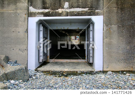 Odawara City, "Miyuki-no-hama"... [Tunnel leading to the sea] 141771426