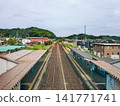 從京都丹後鐵道峰山站的高架橋上可以看到月台和軌道。 141771741