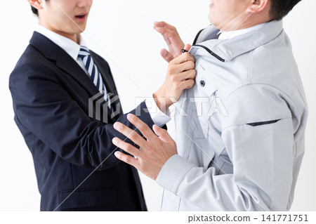 一位身穿西裝的年輕男子勃然大怒,大發雷霆;而一位身穿工作服的中年男子則顯得十分害怕。 一位身穿西裝的年輕男子勃然大怒,大發雷霆;而一位身穿工作服的中年男子則顯得十分害怕。 141771751