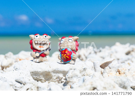 沖繩的海和石獅子雕像 沖繩的海和石獅子雕像 141771790