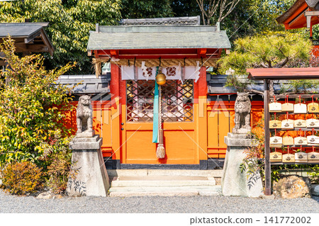 Kyoto, Kitayama, Fukuoji Shrine, subsidiary shrine within the grounds: Fuarasha Shrine, Middle Gate (guardian deity of Ninna-ji Temple: enshrining the mother of Emperor Uda) Kyoto, Kitayama, Fukuoji Shrine, subsidiary shrine within the grounds: Fuarasha Shrine, Middle Gate (guardian deity of Ninna-ji Temple: enshrining the mother of Emperor Uda) 141772002