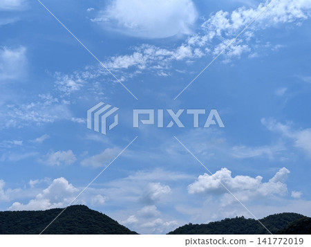 夏日天空,積雲和藍天交相輝映,景色壯麗。 夏日天空,積雲和藍天交相輝映,景色壯麗。 141772019