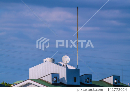 View of the Yokohama cityscape in Japan, including a parabolic antenna for communal reception of BS and 110-degree CS broadcasting. View of the Yokohama cityscape in Japan, including a parabolic antenna for communal reception of BS and 110-degree CS broadcasting. 141772024