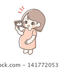 一位孕婦開心地看著超音波影像（產前檢查）的插圖 141772053