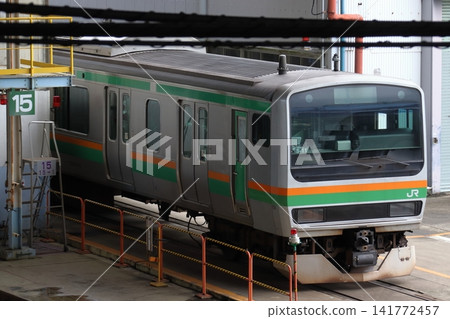 上野東京線的E231系列列車正在大宮綜合車輛中心(埼玉縣埼玉市大宮區)進行改裝。 上野東京線的E231系列列車正在大宮綜合車輛中心(埼玉縣埼玉市大宮區)進行改裝。 141772457