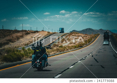 亞利桑那州廣闊的沙漠景觀中,高速公路和車隊行駛在路邊。 亞利桑那州廣闊的沙漠景觀中,高速公路和車隊行駛在路邊。 141773088