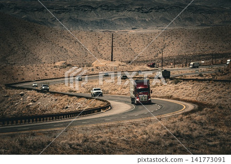 亞利桑那州廣闊的沙漠景觀中,高速公路和車隊行駛在路邊。 亞利桑那州廣闊的沙漠景觀中,高速公路和車隊行駛在路邊。 141773091