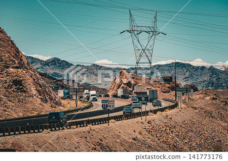 亞利桑那州廣闊的沙漠景觀中,高速公路和車隊行駛在路邊。 亞利桑那州廣闊的沙漠景觀中,高速公路和車隊行駛在路邊。 141773176
