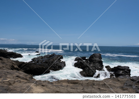 洶湧的海浪拍打著三浦半島城島的岩礁,激起陣陣湧浪和浪花。 洶湧的海浪拍打著三浦半島城島的岩礁,激起陣陣湧浪和浪花。 141775503