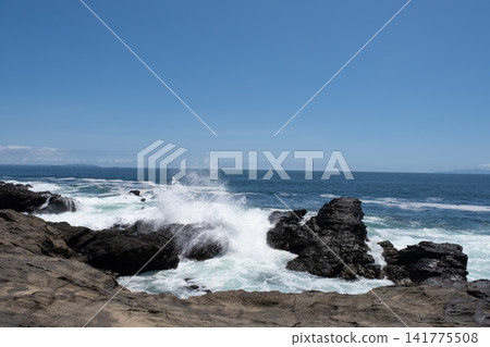 洶湧的海浪拍打著三浦半島城島的岩礁,激起陣陣湧浪和浪花。 洶湧的海浪拍打著三浦半島城島的岩礁,激起陣陣湧浪和浪花。 141775508