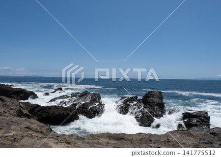 洶湧的海浪拍打著三浦半島城島的岩礁,激起陣陣湧浪和浪花。 洶湧的海浪拍打著三浦半島城島的岩礁,激起陣陣湧浪和浪花。 141775512