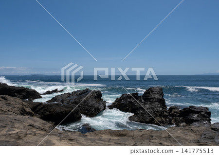 洶湧的海浪拍打著三浦半島城島的岩礁,激起陣陣湧浪和浪花。 洶湧的海浪拍打著三浦半島城島的岩礁,激起陣陣湧浪和浪花。 141775513